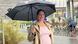 Iris Mariño, subdirectora de "La Hora de Cuba" bajo la lluvia en Bruselas. Vino a Europa a recoger el premio Civil Rights Defenders que se le entrega en Europa en Estocolmo el 18.05.2026. Iris Mariño, subdirectora de "La Hora de Cuba" bajo la lluvia en Bruselas. Vino a Europa a recoger el premio Civil Rights Defenders que se le entrega en Europa en Estocolmo el 18.05.2026.