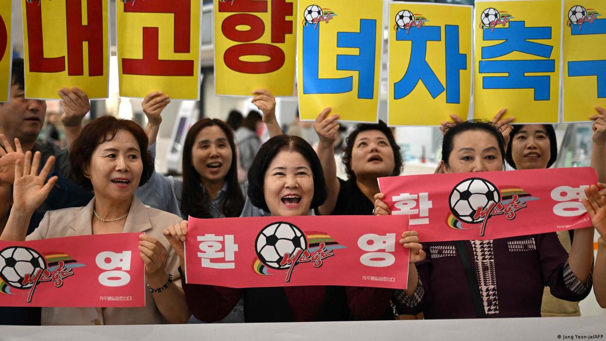 韩国活动人士欢迎朝鲜女足的到来
