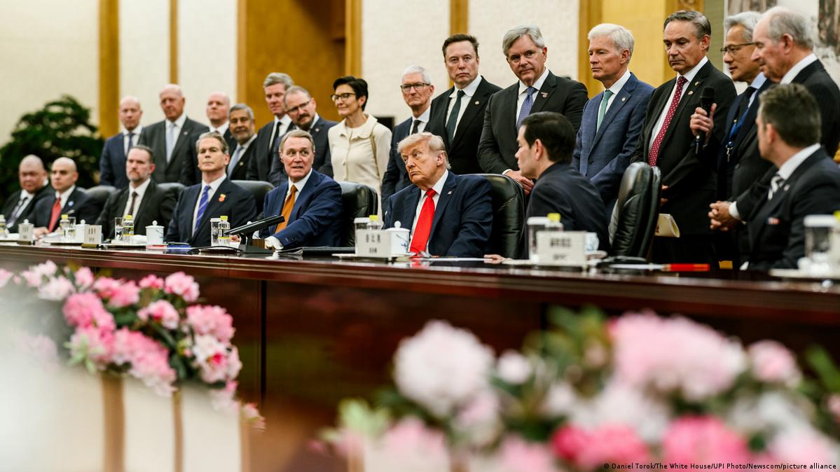 中美元首会谈期间，特朗普向习近平表示：“我们邀请了全球排名前30的大企业负责人，他们每一个人都答应来了。而且我不要公司的二把手、三把手，我只要最高层领导。他们今天来到这里，是为了向你以及中国表示敬意。”