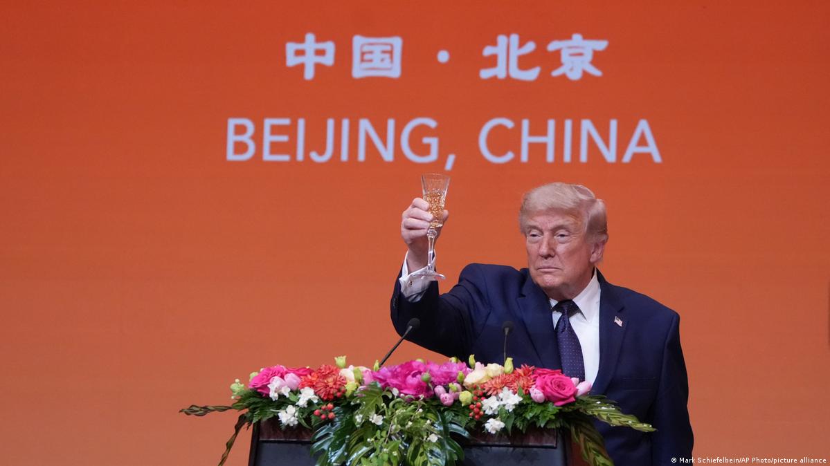 特朗普表示，美国对台军售是美中谈判“很好的筹码”。美国去年12月批准史上最大规模、超过110亿美元的对台军售。《金融时报》今年初消息则指，美方正筹划另一批140亿美元军售。
