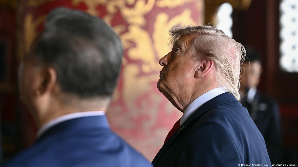 China Peking 2026 | Xi Jinping & Donald Trump besichtigen den Himmelstempel 学者分析,中国《国防动员法》可能隐含美中竞争的意涵。图为美国总统特朗普(右)2026年5月访问中国北京。
