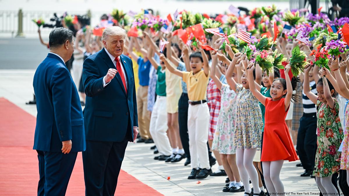 图为5月14日，北京人民大会堂外的广场举行了欢迎特朗普到访的仪式。（资料照）