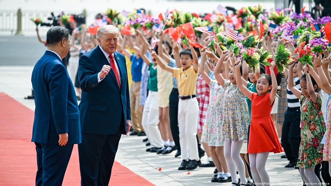 Xi Jinping e Donald Trump saudados por crianças chinesas com ramalhetes de flores em Pequim Xi Jinping e Donald Trump saudados por crianças chinesas com ramalhetes de flores em Pequim