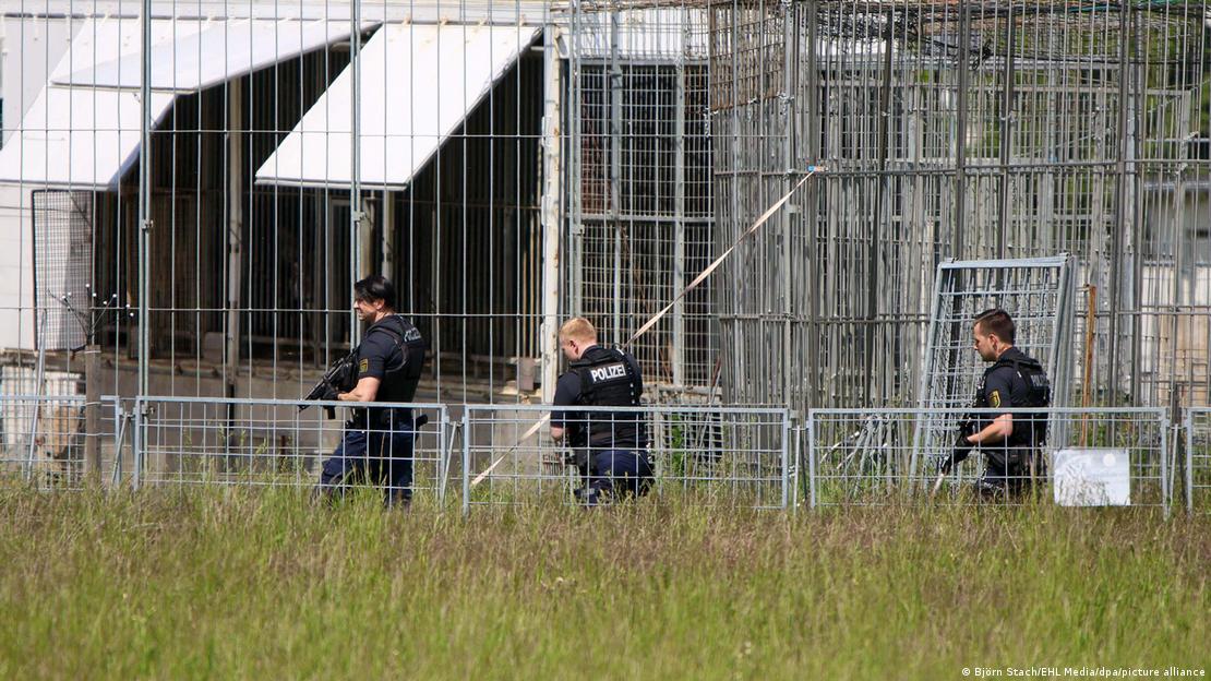 Policías armados custodian las instalaciones de jaulas para felinos en Schkeuditz tras la fuga del tigre, el 17 de mayo de 2026.