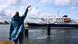 Niederlande Rotterdam 2026 | Frau winkt der "MV Hondius" vor dem Einlaufen in den Hafen Niederlande Rotterdam 2026 | Frau winkt der "MV Hondius" vor dem Einlaufen in den Hafen