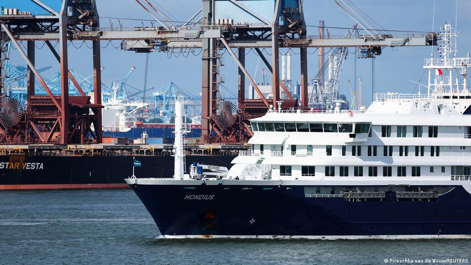 Llega a Róterdam crucero afectado por el hantavirus y será desinfectado