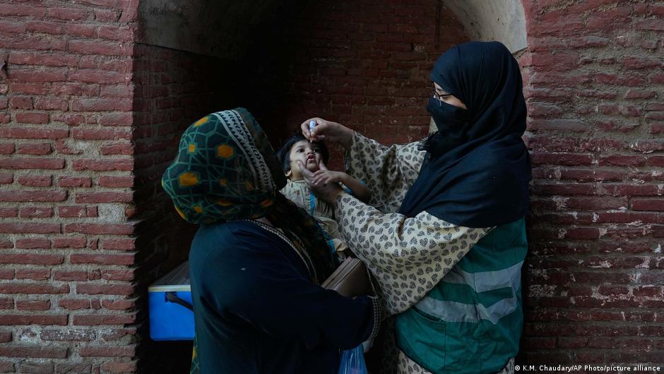 पाकिस्तान: कबायली इलाके में पोलियो कार्यकर्ताओं की सुरक्षा कर रहे 2 लोगों की मौत