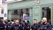 Policiais em frente a loja da Swatch em Paris