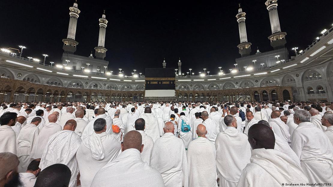 عازمیں حج خانہ کعبہ میں نماز ادا کر رہے ہیں