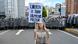 Una mujer sostiene un cartel que dice "Liberen a todos los presos políticos" durante una reciente protesta en Caracas. La ONG Foro Penal asegura que aún hay poco más de 450 personas detenidas por razones políticas en las cárceles de Venezuela. (Archivo 18.05.2026) Una mujer sostiene un cartel que dice "Liberen a todos los presos políticos" durante una reciente protesta en Caracas. La ONG Foro Penal asegura que aún hay poco más de 450 personas detenidas por razones políticas en las cárceles de Venezuela. (Archivo 18.05.2026)