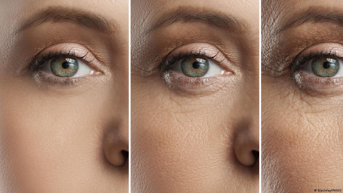 Medio rostro de una mujer muestra tres etapas de envejecimiento.