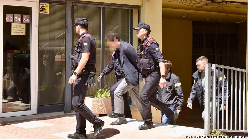 İspanya'da Mango'nun İstanbul doğumlu kurucusu İsak Andiç Ermay'ın ölümüyle ilgili soruşturmada, 71 yaşında hayatını kaybeden Türk ve İspanyol vatandaşı tekstil milyarderinin oğlu gözaltına alındı

İsak Andiç, İspanya dağlarında yüksekten düşerek ölmüştü