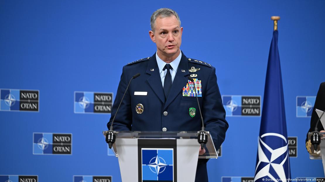 ABD Avrupa Kuvvetleri ve Avrupa Müttefik Kuvvetler Yüksek Komutanı Orgeneral Alexus Grynkewich kürsüde görülüyor