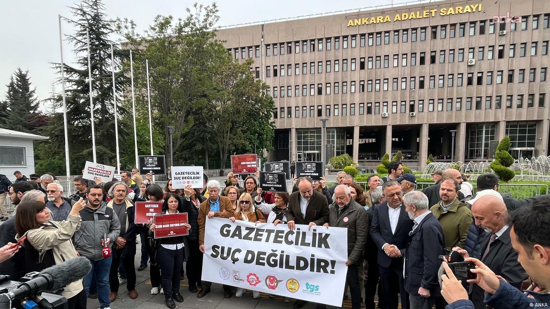 Basın meslek örgütleri Ankara Adliyesi önünde Alican Uludağ'a özgürlük talebiyle basın açıklaması yaptı. Ellerinde "Gazetecilik suç değildir" yazılı pankart görülüyor. Basın meslek örgütleri Ankara Adliyesi önünde Alican Uludağ'a özgürlük talebiyle basın açıklaması yaptı. Ellerinde "Gazetecilik suç değildir" yazılı pankart görülüyor.