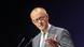 Friedrich Merz habla a un micrófono. Friedrich Merz habla a un micrófono.