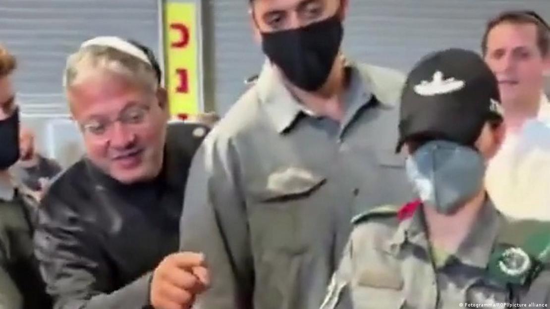 İsrail Ulusal Güvenlik Bakanı Itamar Ben-Gvir, kelepçeli ve gözleri bağlı halde tutulan Global Sumud Filosu aktivistlerinin bulunduğu alanda görülüyor. İsrail Ulusal Güvenlik Bakanı Itamar Ben-Gvir, kelepçeli ve gözleri bağlı halde tutulan Global Sumud Filosu aktivistlerinin bulunduğu alanda görülüyor.