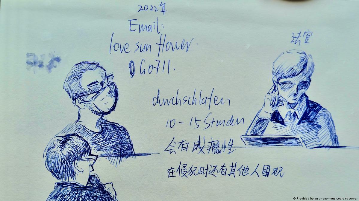 匿名庭审旁听者在现场手绘被告画像，并做了一些笔记
