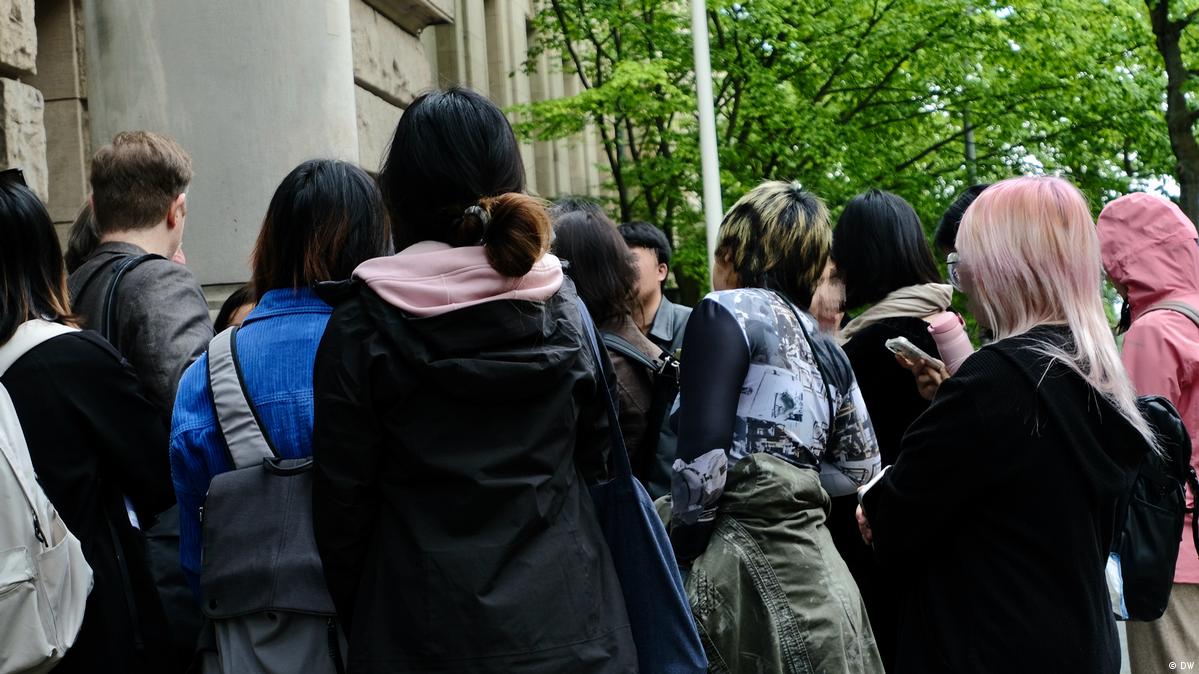 一群年轻华人女性围在柏林刑事法庭门前