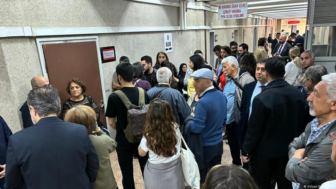 Gazeteci Alican Uludağ'ın davasının görüleceği duruşma salonu önündeki kalabalık Gazeteci Alican Uludağ'ın davasının görüleceği duruşma salonu önündeki kalabalık
