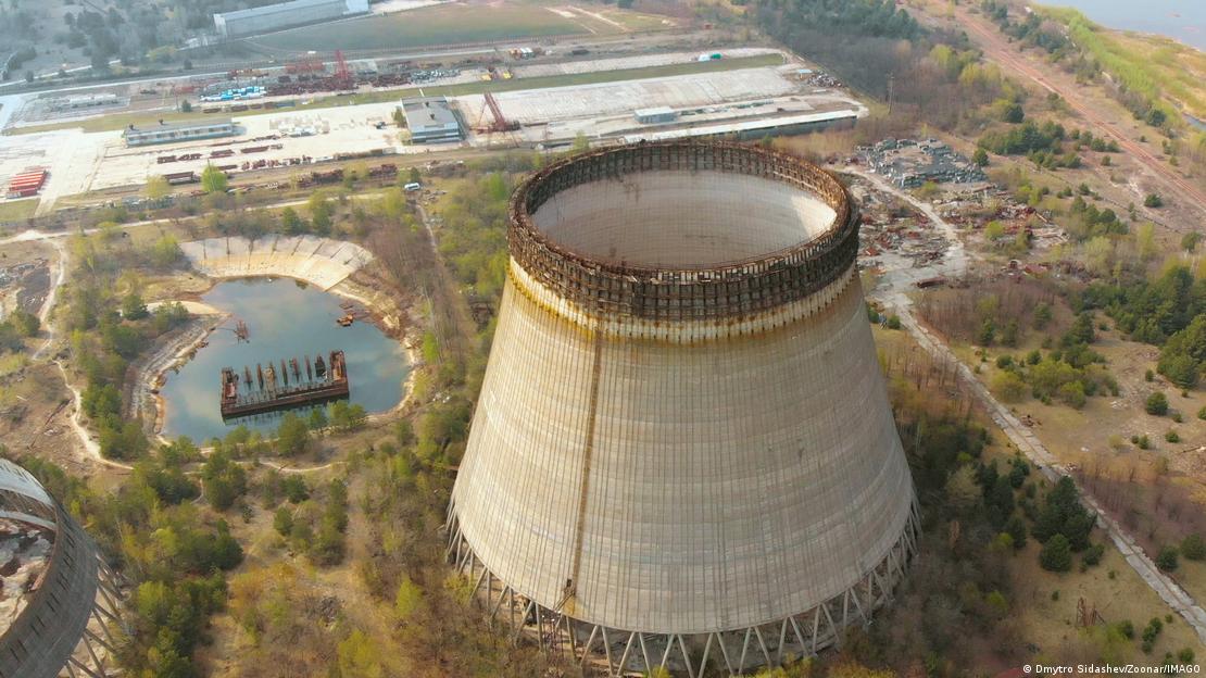 Vista aérea de la torre de enfriamiento abandonada junto a la central nuclear de Chernóbil.