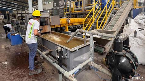 Tratamiento para obtener los materiales de los desechos que se recogen en aguas fluviales. Tratamiento para obtener los materiales de los desechos que se recogen en aguas fluviales.