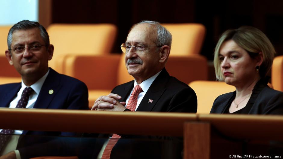 Temyizden bir sonuç çıkar mı?

Geçmiş kararlar ne olacak?

CHP için alınan mutlak butlan kararı, Türkiye siyaseti ve ekonomisindeki dengeleri alt üst ederken, ortaya henüz yanıtlanamayan pek çok soru da çıktı

✍️@gsolaker