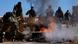 Soldados retiran las barricadas de los opositores al gobierno en una autopista. Soldados retiran las barricadas de los opositores al gobierno en una autopista.