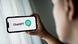 Mientras crece el uso de chatbots como compañeros emocionales, una encuesta muestra una fuerte brecha generacional y cultural sobre el futuro de las relaciones con máquinas.