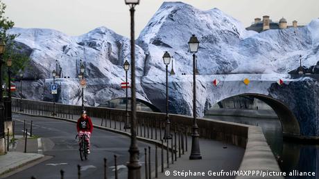 Nach Sturmschäden: Verhüllte Pont Neuf in Paris ist eröffnet