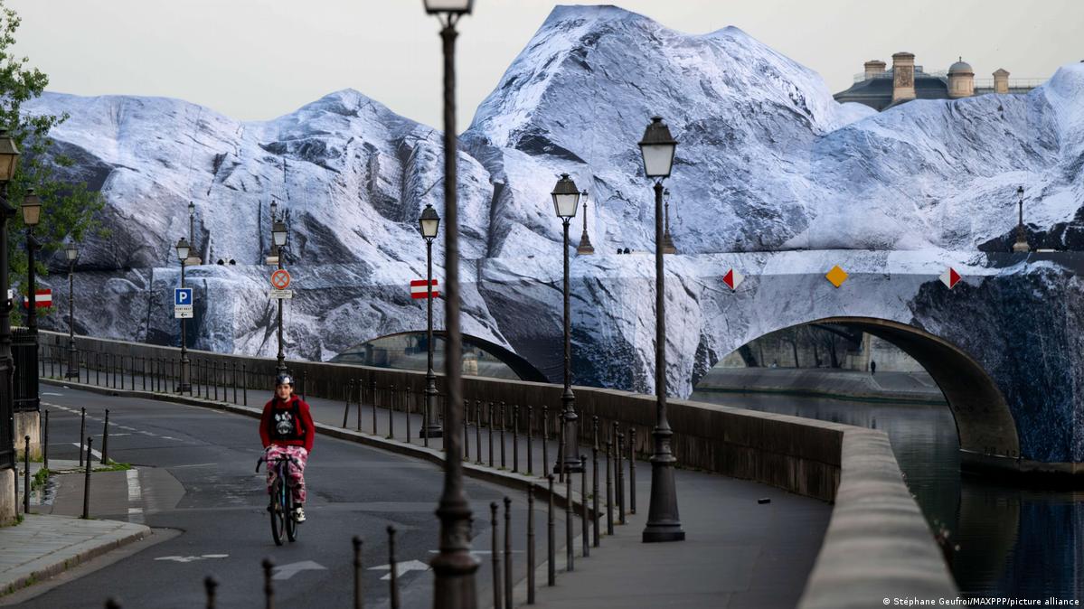An installation that turns a bridge in Paris into a rocky cavern.