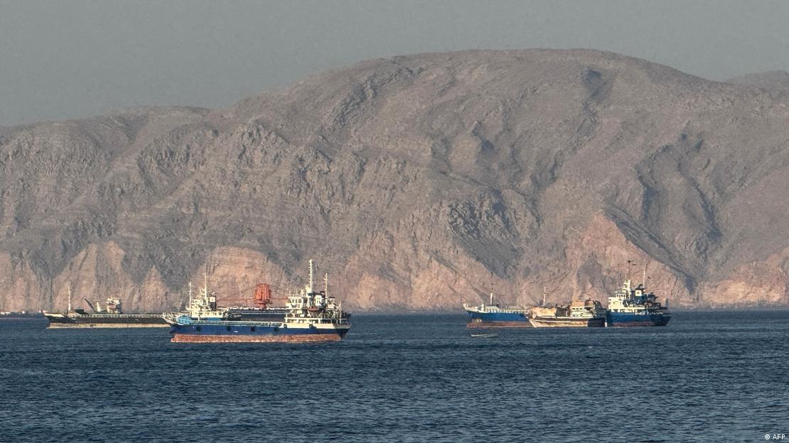 Navios diante do Estreito de Ormuz