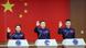 Astronautas chineses em coletiva de imprensa em frente a bandeira da China Astronautas chineses em coletiva de imprensa em frente a bandeira da China