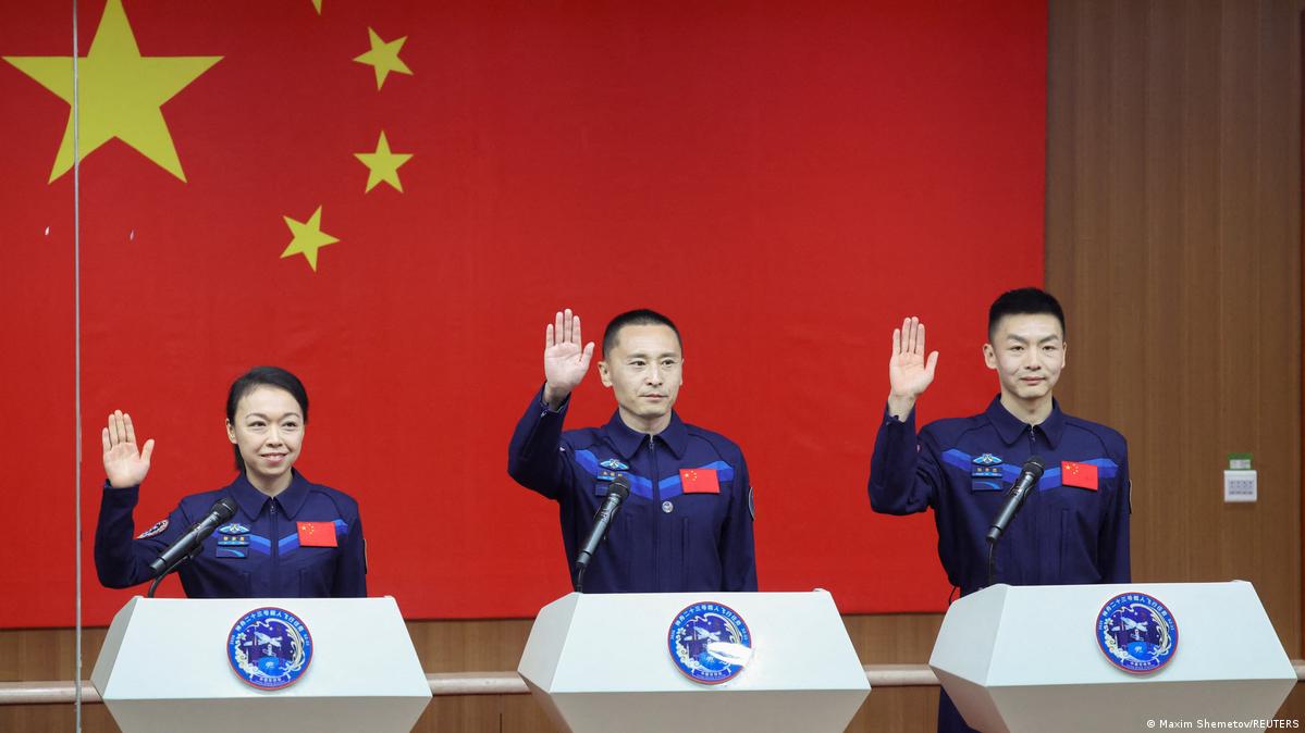 香港宇航员黎家盈（图左）在起飞前的新闻发布会上