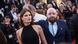 Filmfestspiele Cannes 2026 | Isabeli Fontana posiert auf dem roten Teppich, dahinter steht ein bärtiger Mann im Anzug und zeigt direkt hinter ihrem Kopf zwei Finger als Hasenohren Filmfestspiele Cannes 2026 | Isabeli Fontana posiert auf dem roten Teppich, dahinter steht ein bärtiger Mann im Anzug und zeigt direkt hinter ihrem Kopf zwei Finger als Hasenohren