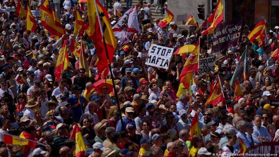 İspanya'da hükümeti sarsan yolsuzluk iddialarının ardından başkent Madrid'de büyük protesto gösterisi düzenlendi

Muhafazakârla aşırı sağcı partilerin desteklediği gösteride on binler erken seçim istedi