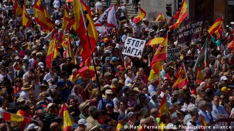 España: decenas de miles piden renuncia de Pedro Sánchez