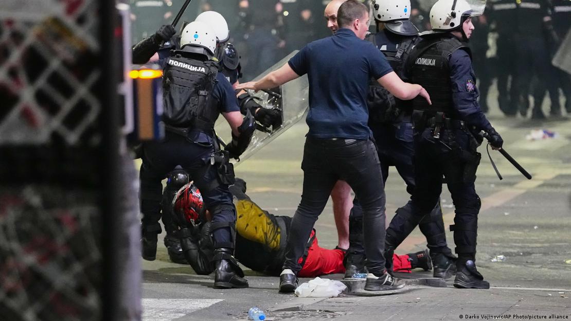 Serbien Belgrad 2026 | Mehrere Polizisten mit Schlagstöcken, ein Mann liegt auf dem Boden Serbien Belgrad 2026 | Mehrere Polizisten mit Schlagstöcken, ein Mann liegt auf dem Boden