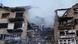 El humo sale de los escombros de un edificio de apartamentos que resultó dañado en el ataque con misiles rusos de este domingo (24.05.2026)