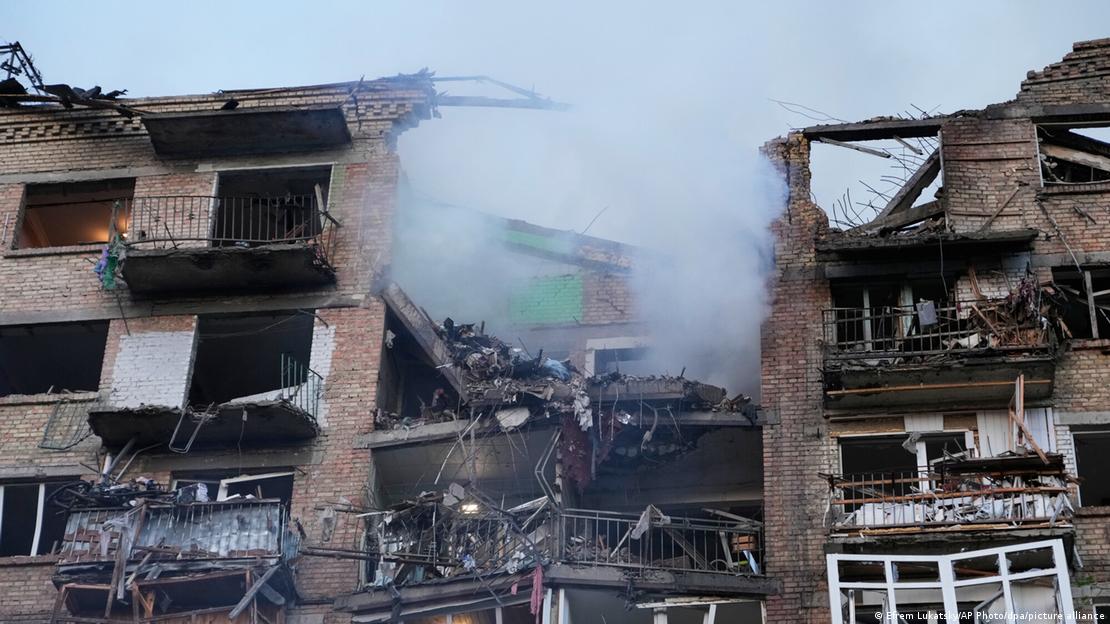 El humo sale de los escombros de un edificio de apartamentos que resultó dañado en el ataque con misiles rusos de este domingo (24.05.2026)