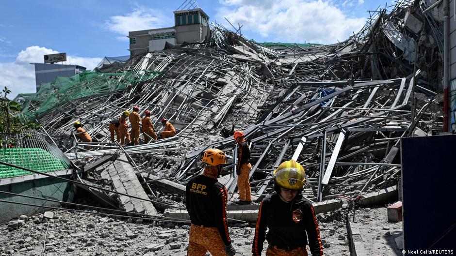 Philippines: 20 feared trapped after building collapse