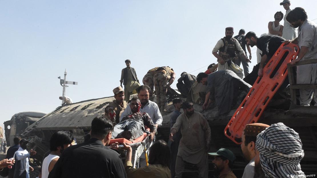 Personal de seguridad y residentes rescatan a heridos en Quetta (24.05.2026)