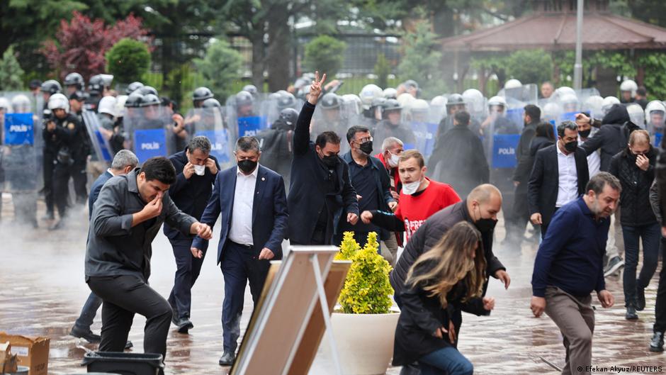 Полиция штурмовала штаб-квартиру главной оппозиционной партии Турции