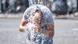 Hombre se refresca en una fuente la cabeza con agua. Hombre se refresca en una fuente la cabeza con agua.
