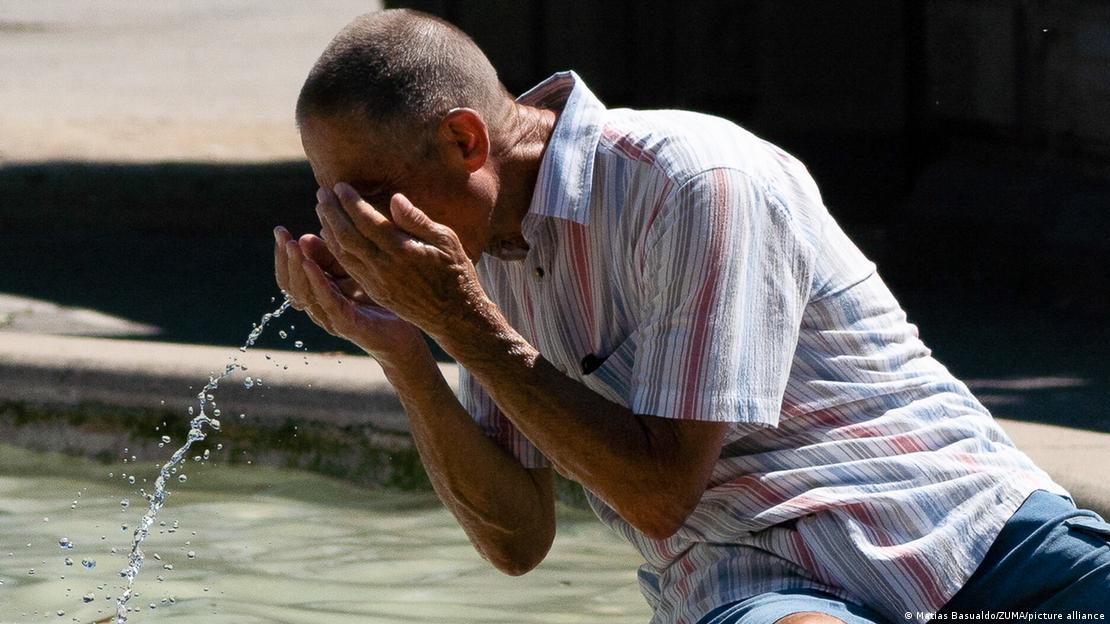 Un hombre se refresca en una fuente pública de Maguncia durante una ola de calor extrema en alemania.