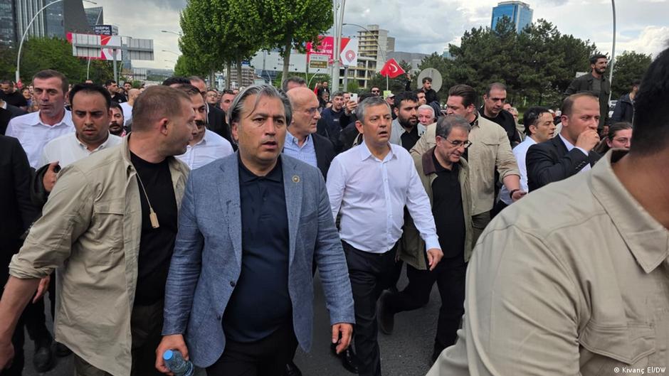 CHP Genel Merkezi'ne yönelik polis müdahelesinin ardından TBMM'ye yürüyen Özgür Özel'e binlerce Ankaralı eşlik etti

Milli Egemenlik Parkı'nda konuşan Özel, CHP'nin bundan böyle Meclis'teki grup odasından yönetileceğini dile getirdi