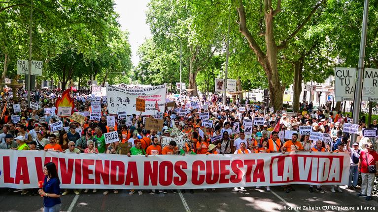 Miles marchan en Madrid contra el alto precio de la vivienda