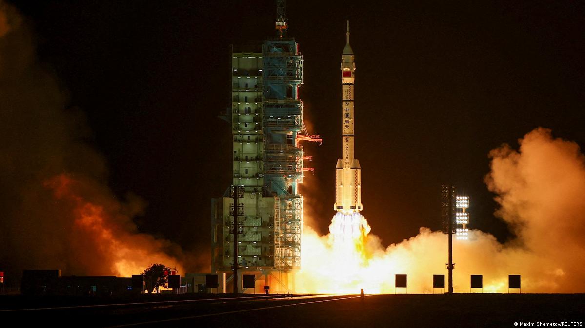 神舟二十三号飞船于周日北京时间晚11时08分，从中国西北部酒泉卫星发射中心发射升空
