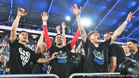 Relegation: SC Paderborn im Rausch, VfL Wolfsburg im Schock