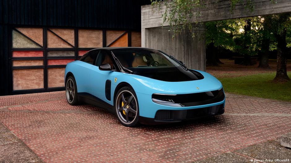 Ferrari представила свой первый электромобиль
