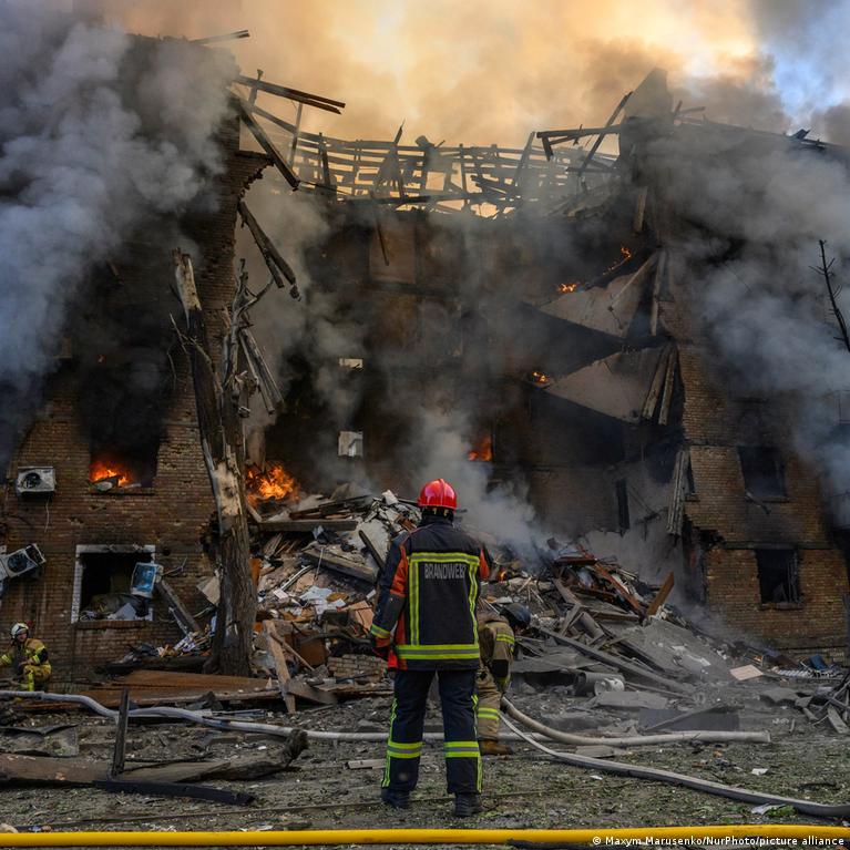 Ukraine: EU, Germany summon Russian envoys after Moscow tells diplomats to leave Kyiv